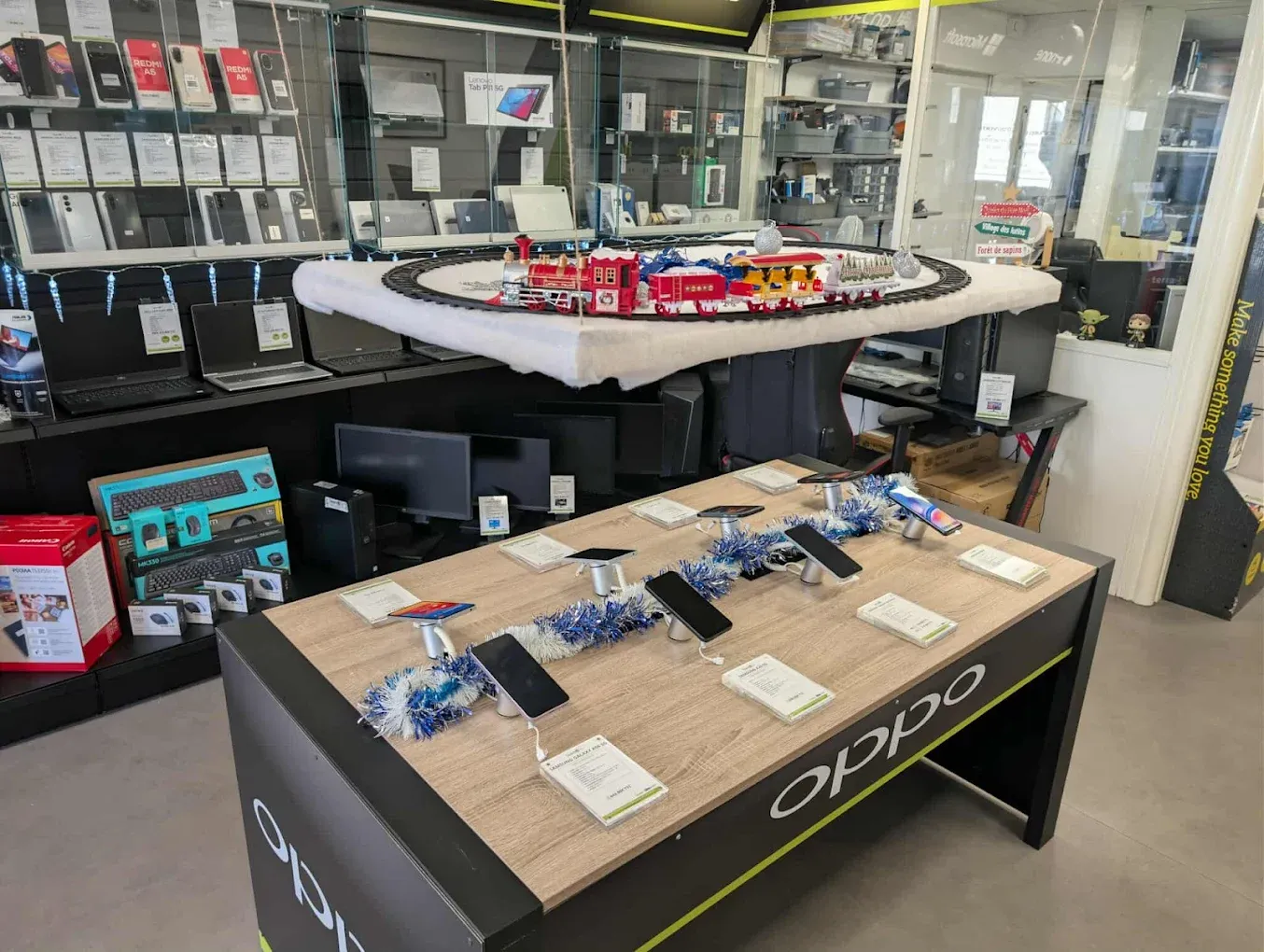 Smartphones exposés sur une table en boutique TeamClic